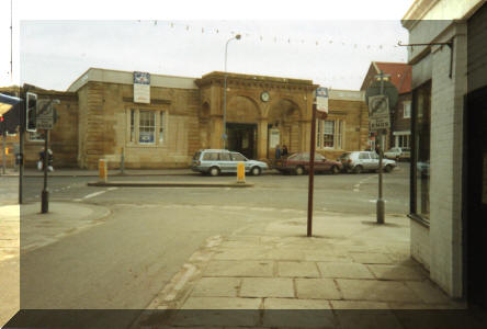 GK - New look railway station front & Sarana House 1991