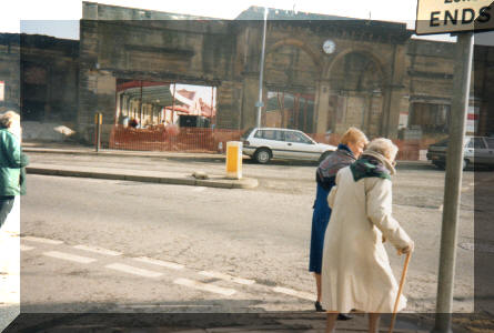 GK - Old railway station frontage before demolition with Windsor Terrace roundabout 1991